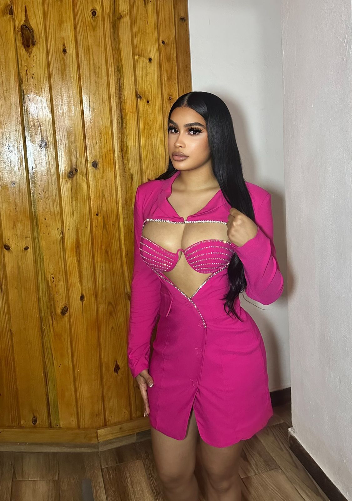 💖✨ Vestido Corto con Escote Corazón y Brillo en el Brasier — Sexy y Elegante