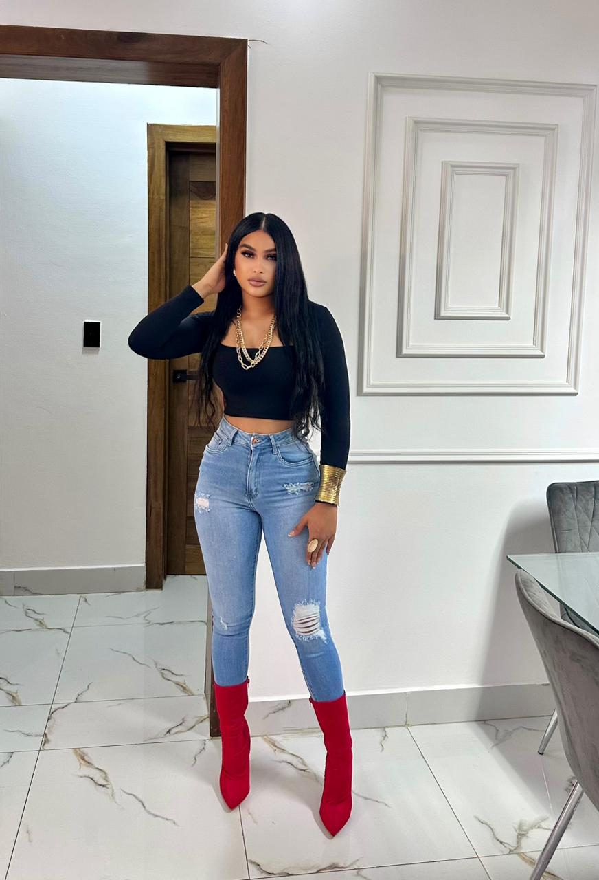 👖✨ Jeans Claro Tubito con Rotos — Toque Urbano y Moderno