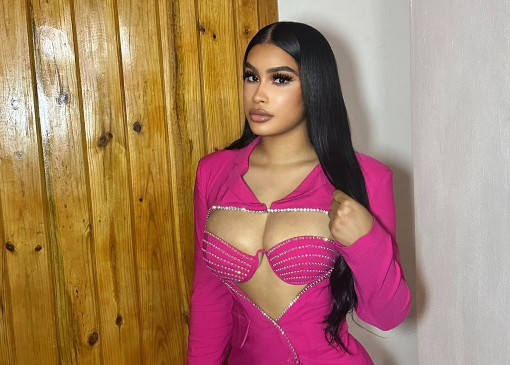 💖✨ Vestido Corto con Escote Corazón y Brillo en el Brasier — Sexy y Elegante