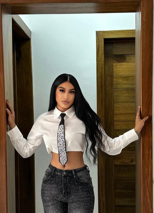 :  🤍 Camisa Blanca de Manga Larga con Corbata de Perlas — Elegancia Atemporal